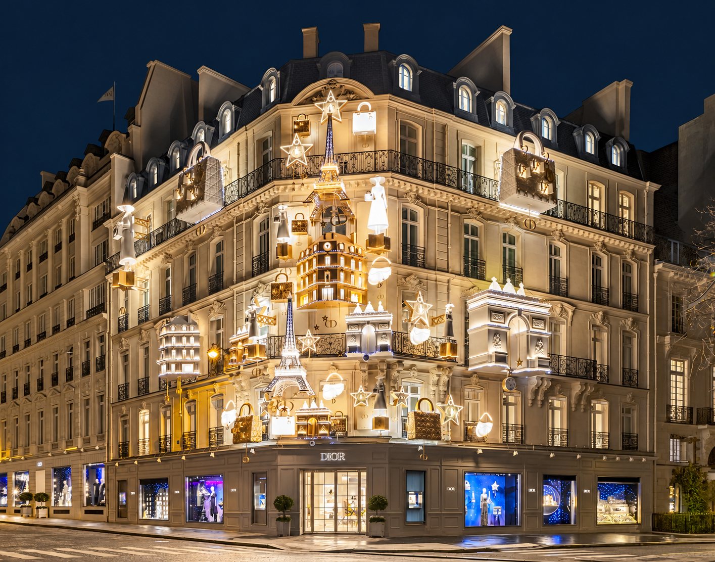 Façade d'une boutique de luxe d'angle à Paris, de nuit, ornée de sacs, d'étoiles et de tours Eiffel lumineuses pour les fêtes.